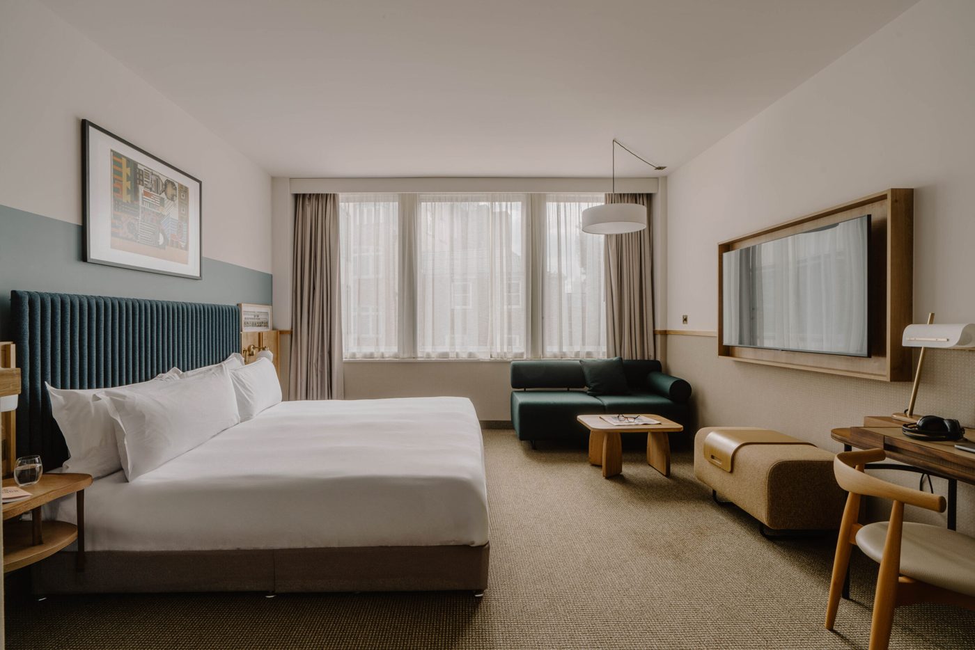 Superior room at Club Quarters Hotel, St Paul's, with additional space and seating
